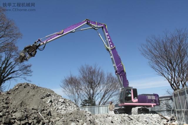 紫色日立ZX350LCK-3挖掘機(jī)和其他挖掘機(jī)