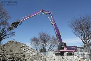 紫色日立ZX350LCK-3挖掘机和其他挖掘机