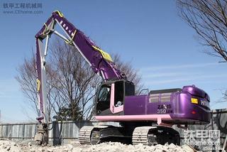 紫色日立ZX350LCK-3挖掘机和其他挖掘机