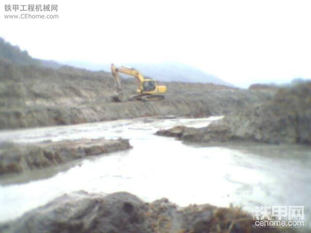 有臺機(jī)機(jī)，在水一方
