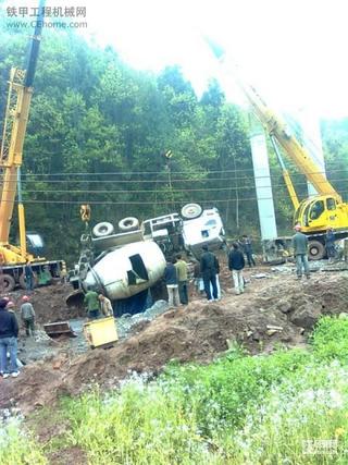 以前在达州拍的图片罐车翻车和我开的挖机