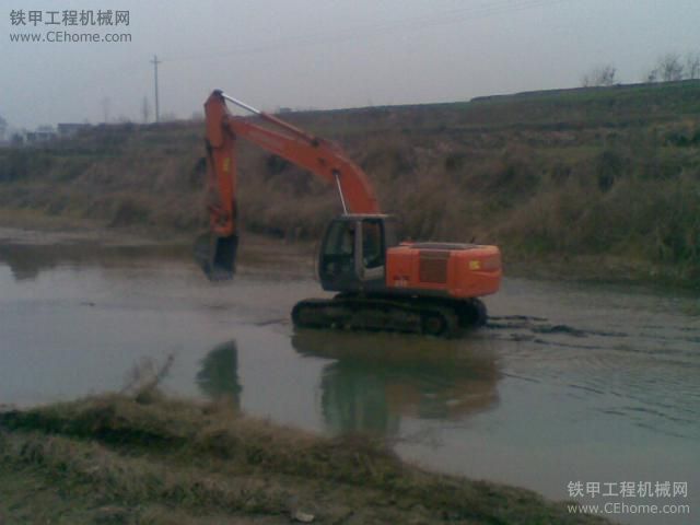 曬自己家的日立挖掘機(jī)，大力神后八輪，小鏟鏟車