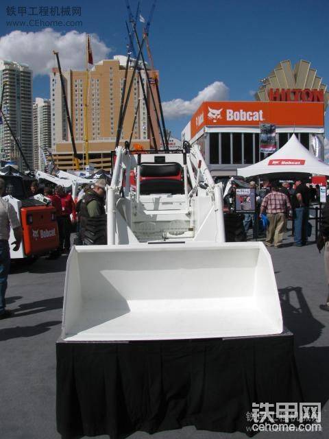 Conexpo2011之最新一代滑移裝載機(jī)