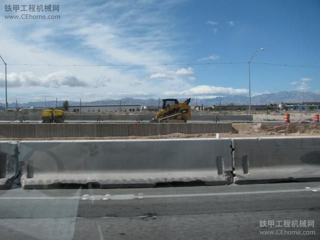 美國(guó)高速公路沿途建筑工地工程機(jī)械實(shí)拍