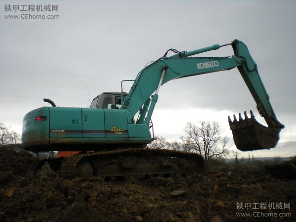 中介出售KOMATSU PC200和KOBELCO SK210