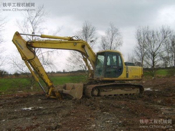 中介出售KOMATSU PC200和KOBELCO SK210