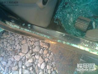 悲剧啊我们的车子让人给砸了