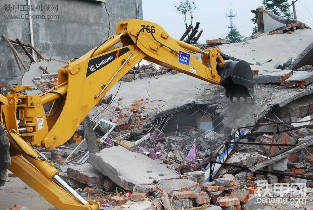 柳工滑移装载机清理汶川地震废墟