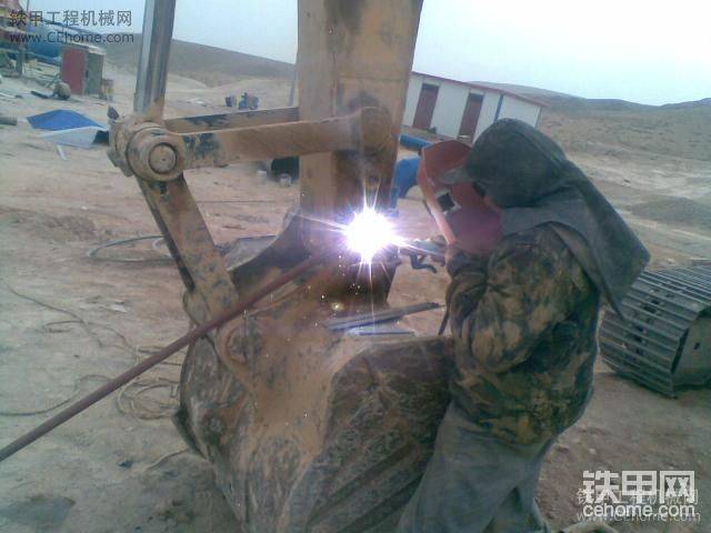 给铲斗加固