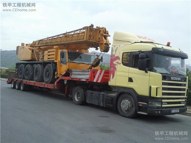 國外牽引車運(yùn)挖掘機(jī)和機(jī)械設(shè)備車