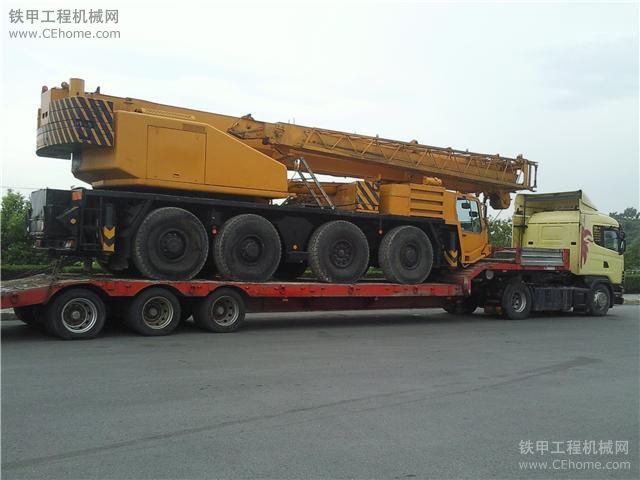 國外牽引車運(yùn)挖掘機(jī)和機(jī)械設(shè)備車