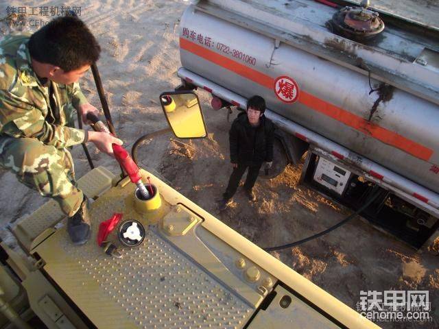 加油車注油中