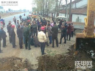 下午做事市政人员在前面开路...