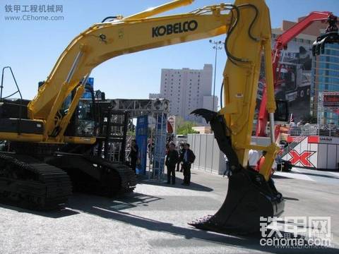 Conexpo 2011-紐荷蘭和黃色神鋼展覽館