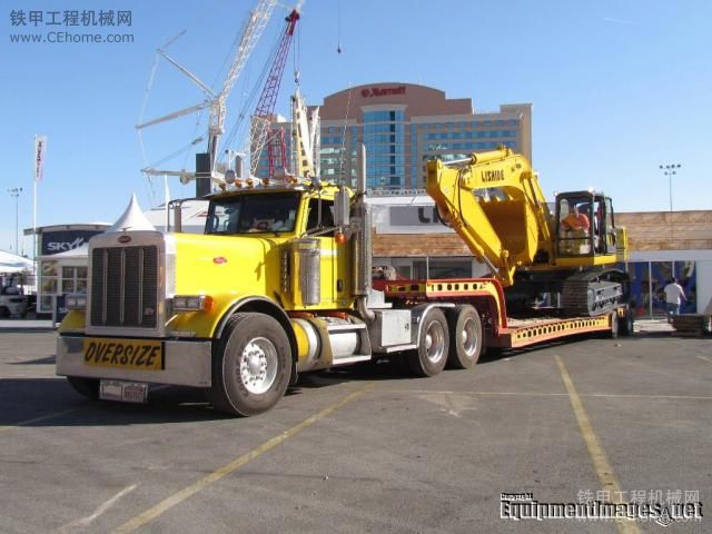 力士德挖掘機(jī)離開展覽會(huì)上車