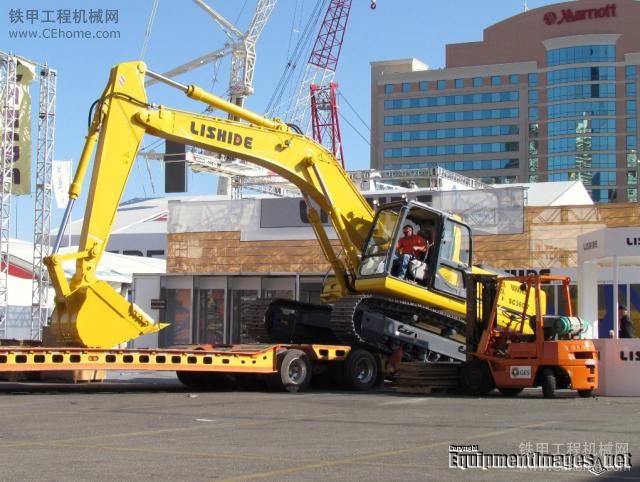 力士德挖掘機(jī)離開展覽會(huì)上車