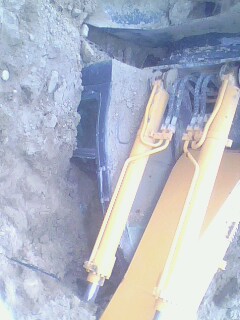 挖机翻了 我开的挖机 伤心呐！！！