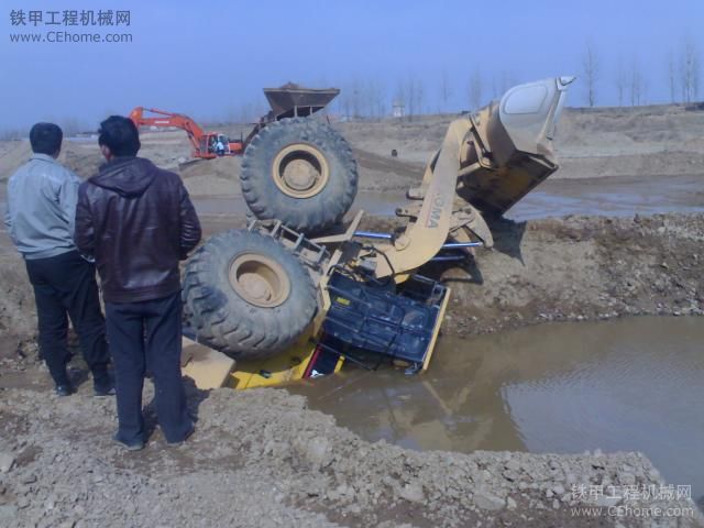 新車廈工之駕駛員一個不小心釀成的杯具