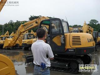 今天回來(lái)的新車,沒(méi)錢(qián)呀,只能買(mǎi)柳工908C了!