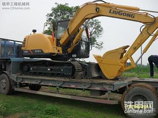 今天回來(lái)的新車,沒(méi)錢(qián)呀,只能買(mǎi)柳工908C了!