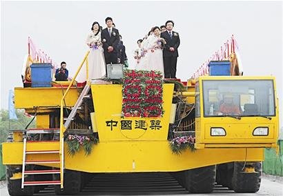 【轉(zhuǎn)】武黃城際鐵路工地辦婚禮 “最牛”婚車給力