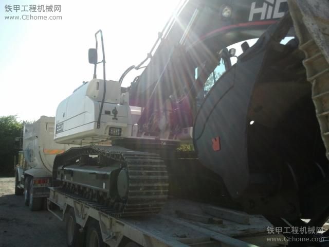 仝新HMK220LC-3挖掘機運去工地開工。