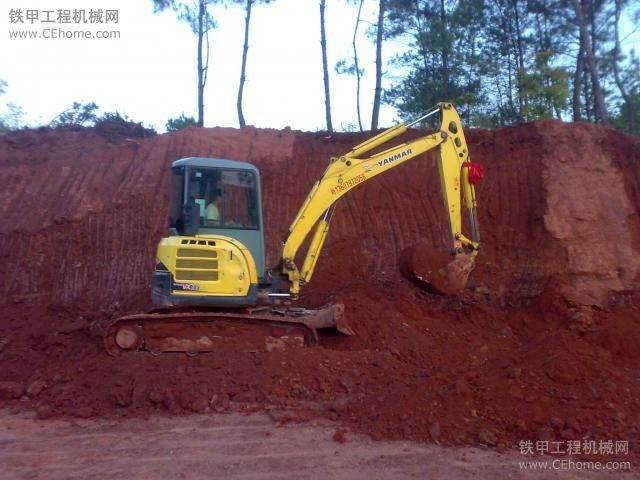 洋馬55挖機挖土