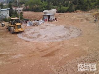 我工地的 我的车， 美图多多啊。 装载机画圆圈 平平的场地