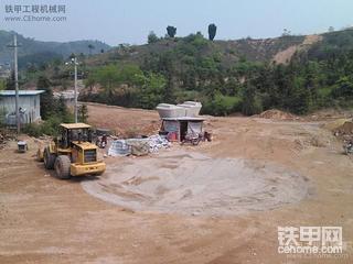 我工地的 我的车， 美图多多啊。 装载机画圆圈 平平的场地