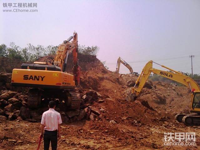 旁邊這個(gè)是什么挖機(jī)  知道的告訴我下