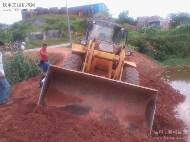 裝載機(jī)陷車了