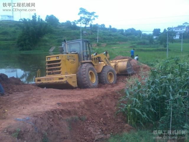 裝載機(jī)陷車了