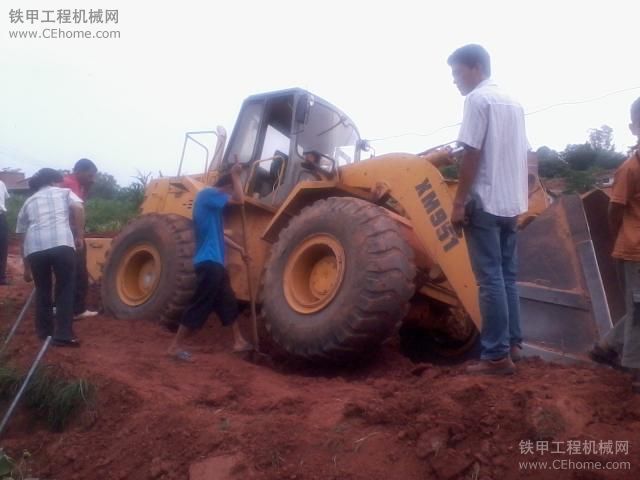 裝載機(jī)陷車了