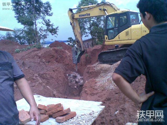 我開(kāi)的200，只去頂了兩天班，之后拉走在半路接了個(gè)活