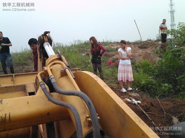 遷墳現(xiàn)場，驚現(xiàn)妖嬈黑絲。