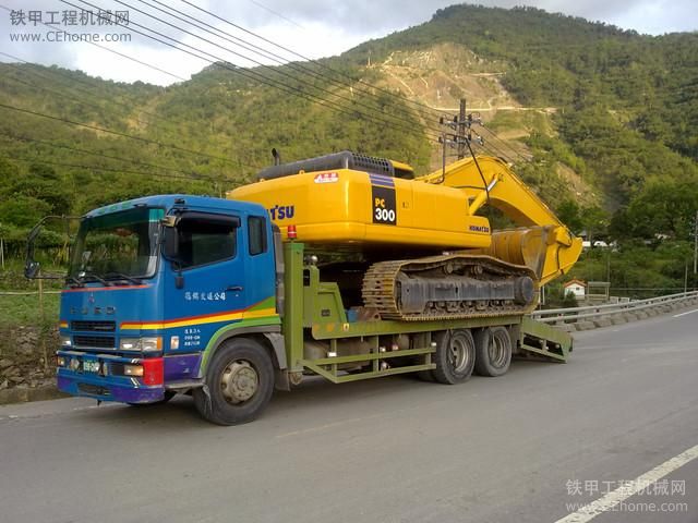 臺(tái)灣三菱卡車運(yùn)小松PC300-7和PC350-7挖掘機(jī)