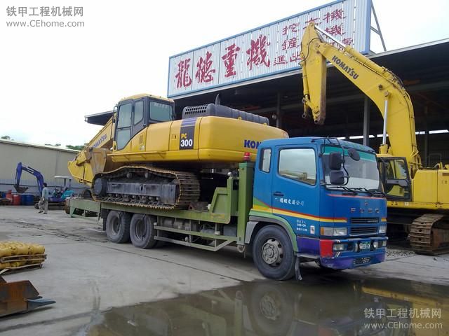 臺(tái)灣三菱卡車運(yùn)小松PC300-7和PC350-7挖掘機(jī)