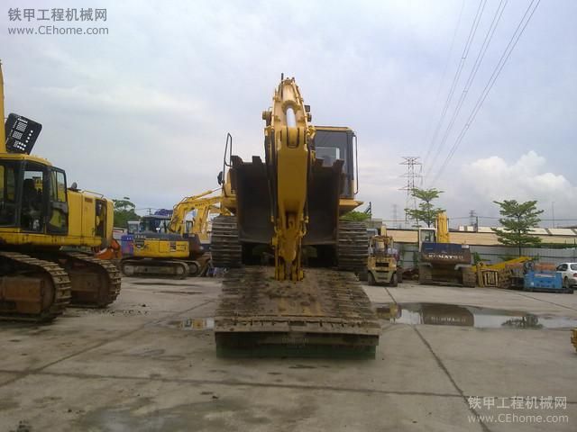 臺(tái)灣三菱卡車運(yùn)小松PC300-7和PC350-7挖掘機(jī)