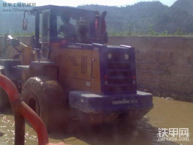 鏟車(chē)跑的好歡