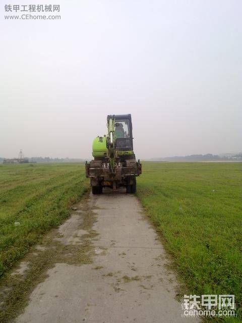 兵兒二娃開我家拖車拉我的挖機