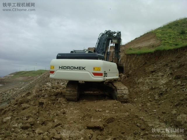 第一次看駕駛室內(nèi)顯示器，HMK370LC-GEN系挖掘機(jī)在土方[2]