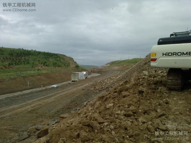 第一次看駕駛室內(nèi)顯示器，HMK370LC-GEN系挖掘機(jī)在土方[2]