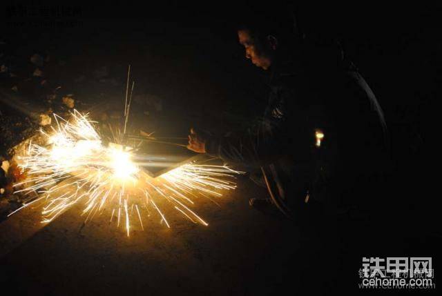 賣挖機不容易吖，連夜幫客戶弄的鉤子