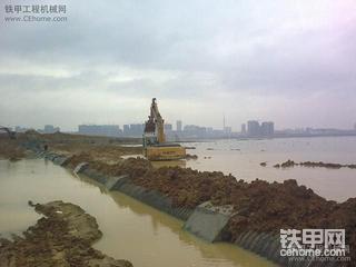 陷機子的 大雨跟山河智能..還有打量 黃圖,,,