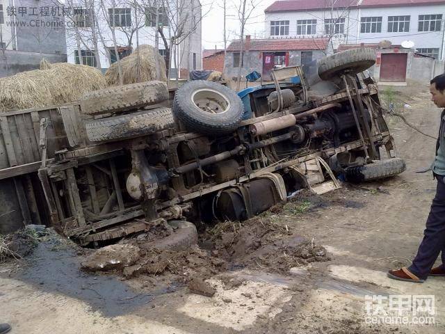 在一起干活的車，轉彎自己滑下去的。