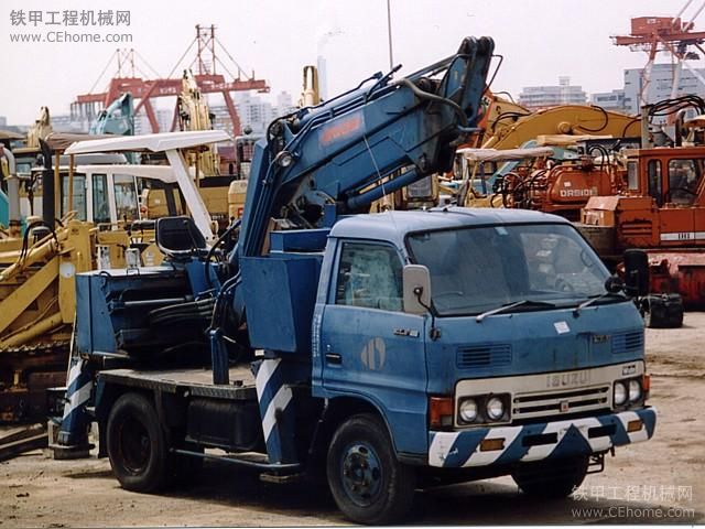 國(guó)外的車(chē)載挖掘機(jī) 可高速前進(jìn)