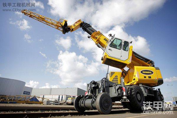 森尼伯根608multi crane.這臺車可用作叉車,吊車,工作升降臺,推土機(jī)。