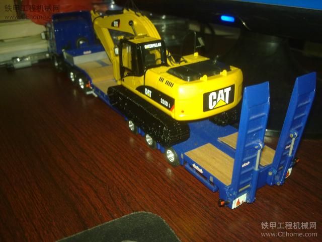 模型場(chǎng)面：CAT320DL下斯堪尼亞拖板車