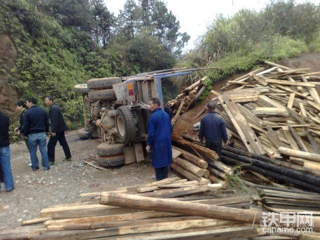 去年去山里修路碰見翻車