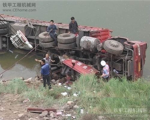 汽車下河洗澡